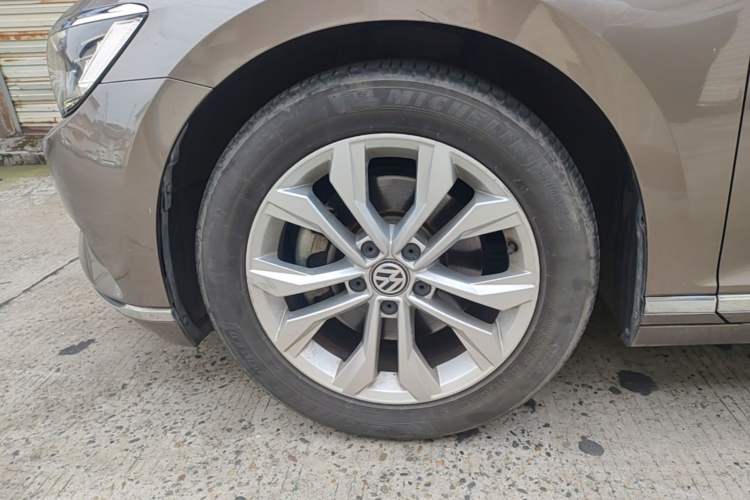 Used Volkswagen Magotan 2018 Facelift 330TSI DSG Luxury Model Left Front Wheel Hub