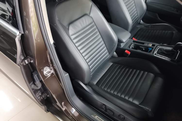 Used Volkswagen Magotan 2018 330TSI DSG Advanced Model Right Front Seat