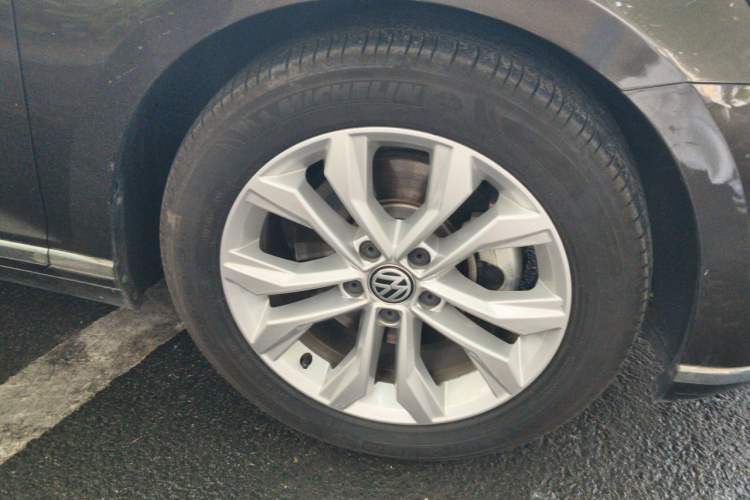 Used Volkswagen Magotan 2018 330TSI DSG Luxury Model Right Front Wheel Hub