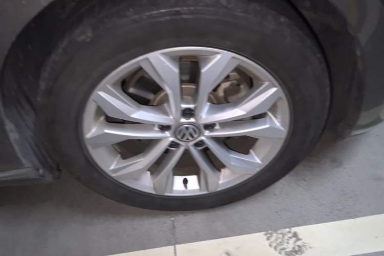 Used Volkswagen Magotan 2018 Facelift 330TSI DSG Luxury Model Right Front Wheel Hub