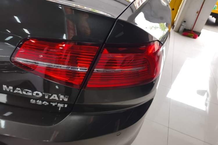 Used Volkswagen Magotan 2018 330TSI DSG Advanced Model Right Rear Taillight