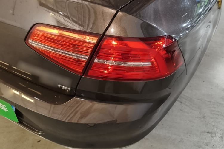 Used Volkswagen Magotan 2018 330TSI DSG Luxury Model Right Rear Taillight