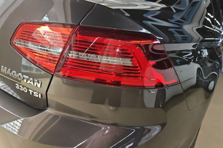 Used Volkswagen Magotan 2018 330TSI DSG Luxury Model Right Rear Taillight