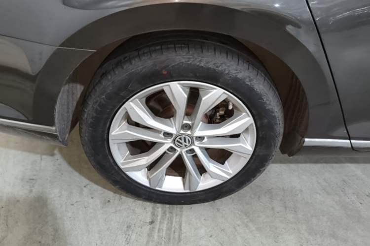 Used Volkswagen Magotan 2018 330TSI DSG Luxury Model Right Rear Wheel Hub