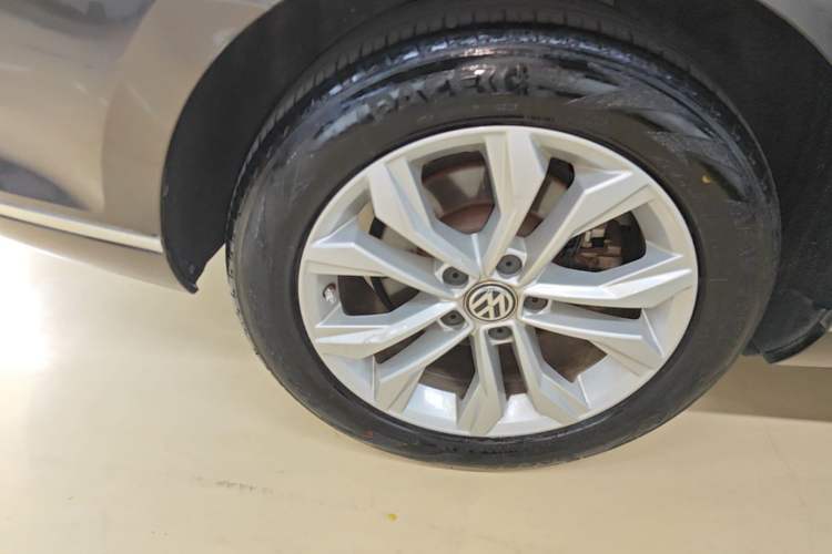 Used Volkswagen Magotan 2018 330TSI DSG Luxury Model Right Rear Wheel Hub