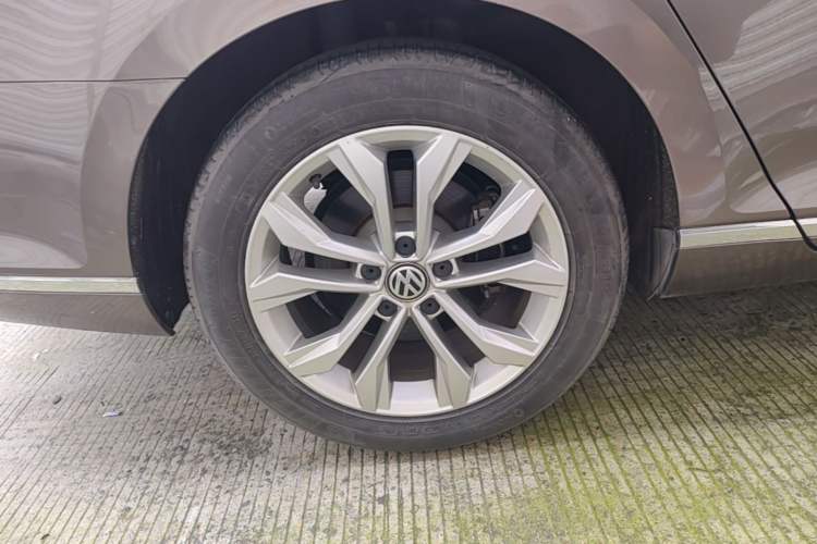 Used Volkswagen Magotan 2018 Facelift 330TSI DSG Luxury Model Right Rear Wheel Hub