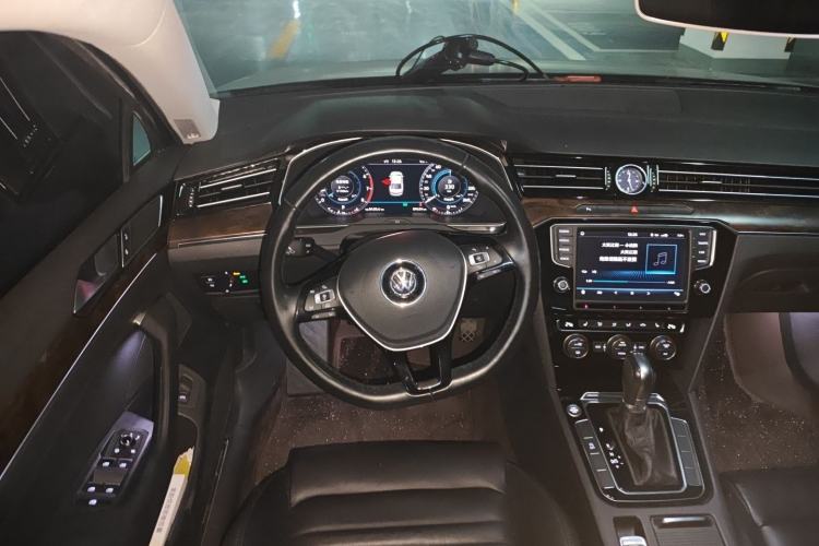 Used Volkswagen Magotan 2018 Facelift 330TSI DSG Luxury Model Steering Wheel