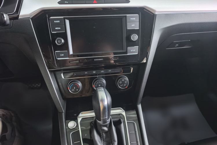 Used Volkswagen Magotan 2018 330TSI DSG Advanced Model Audio And AC Panel