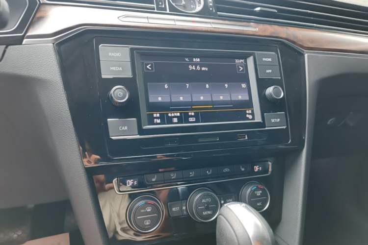 Used Volkswagen Magotan 2018 Facelift 330TSI DSG Luxury Model Audio And AC Panel