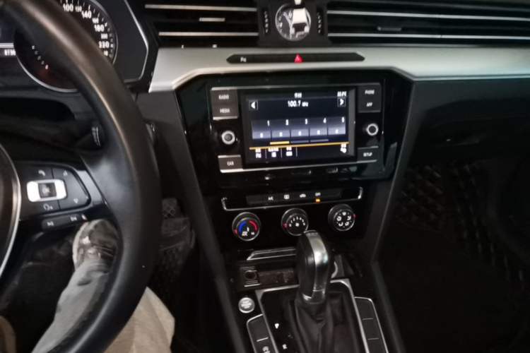 Used Volkswagen Magotan 2018 330TSI DSG Advanced Model Audio And AC Panel