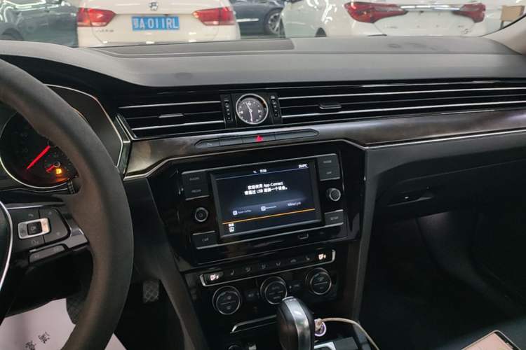 Used Volkswagen Magotan 2018 Facelift 330TSI DSG Luxury Model Audio And AC Panel