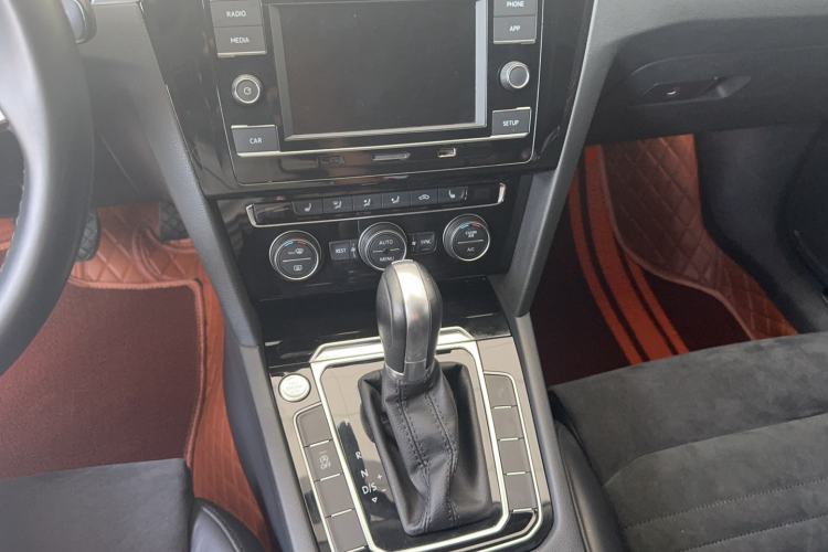 Used Volkswagen Magotan 2018 330TSI DSG Luxury Model Audio And AC Panel