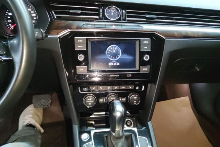 Used Volkswagen Magotan 2018 Facelift 330TSI DSG Luxury Model Audio And AC Panel