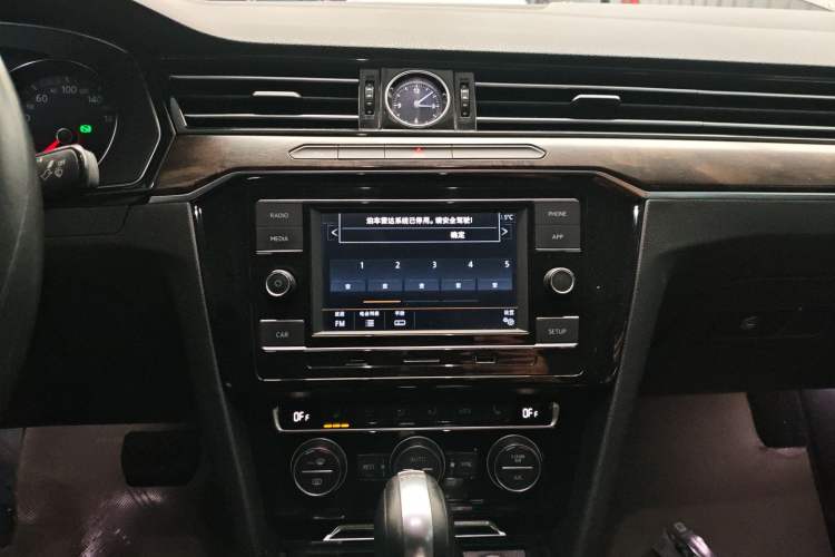 Used Volkswagen Magotan 2018 Facelift 330TSI DSG Luxury Model Audio And AC Panel