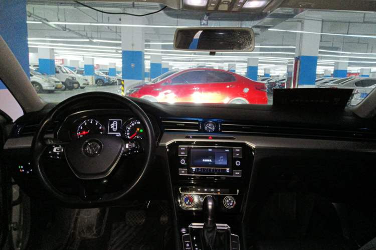 Used Volkswagen Magotan 2018 330TSI DSG Advanced Model Center Console