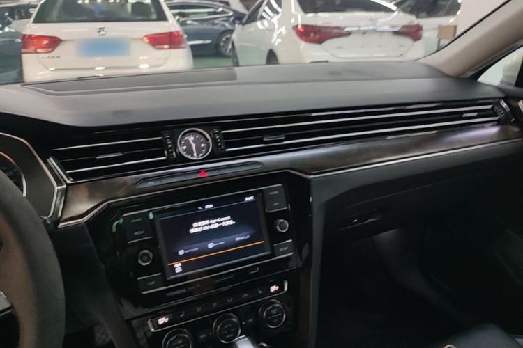 Used Volkswagen Magotan 2018 Facelift 330TSI DSG Luxury Model Center Console