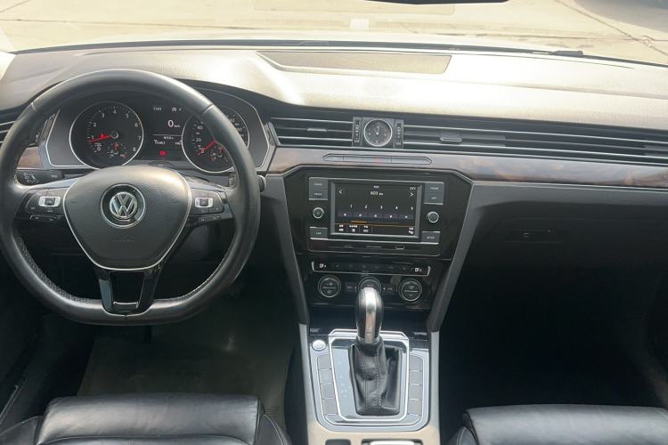 Used Volkswagen Magotan 2018 Facelift 330TSI DSG Luxury Model Center Console