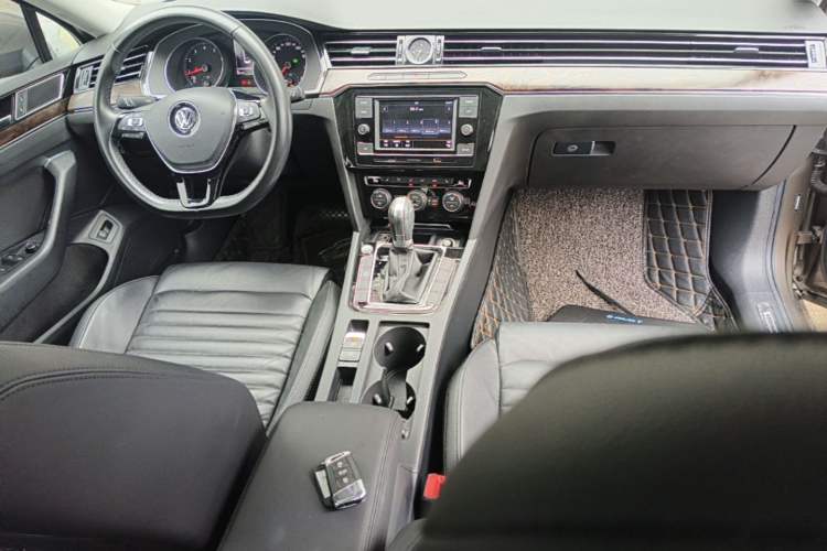 Used Volkswagen Magotan 2018 Facelift 330TSI DSG Luxury Model Center Console
