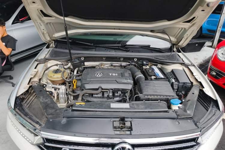 Used Volkswagen Magotan 2018 Facelift 330TSI DSG Luxury Model Engine Bay