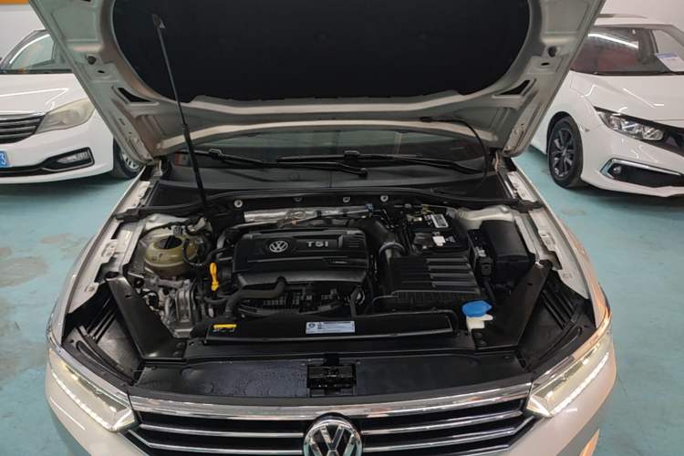 Used Volkswagen Magotan 2018 Facelift 330TSI DSG Luxury Model Engine Bay