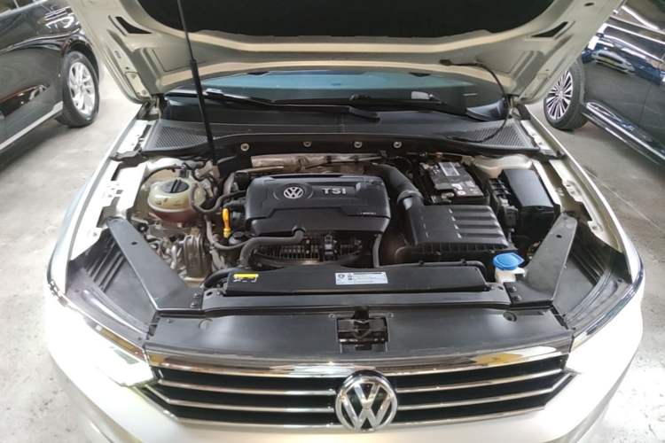 Used Volkswagen Magotan 2018 Facelift 330TSI DSG Luxury Model Engine Bay