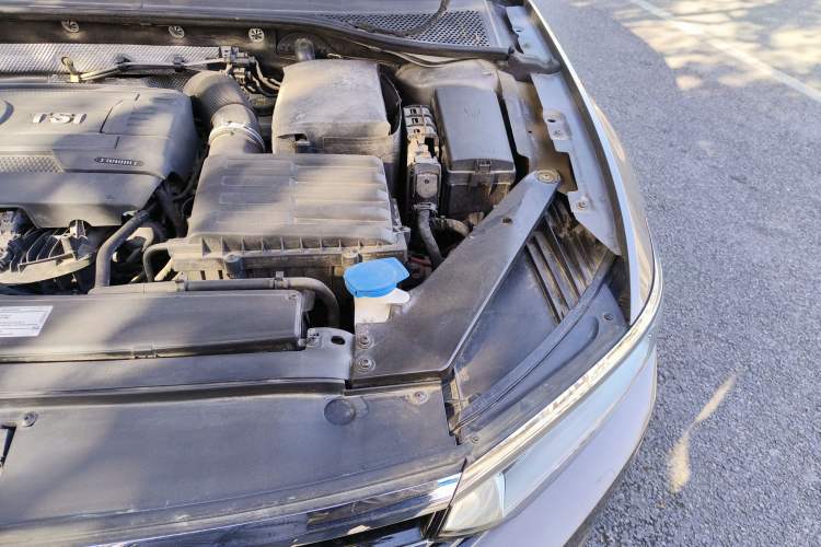 Used Volkswagen Magotan 2018 330TSI DSG Luxury Model Engine Bay Left