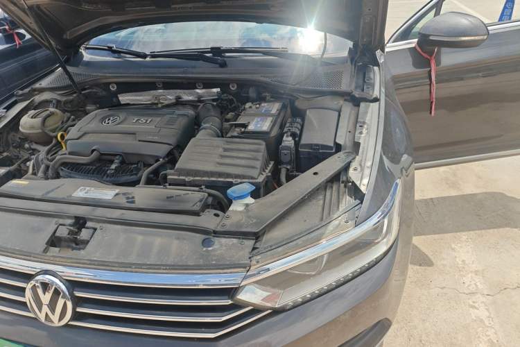 Used Volkswagen Magotan 2018 330TSI DSG Luxury Model Engine Bay Left