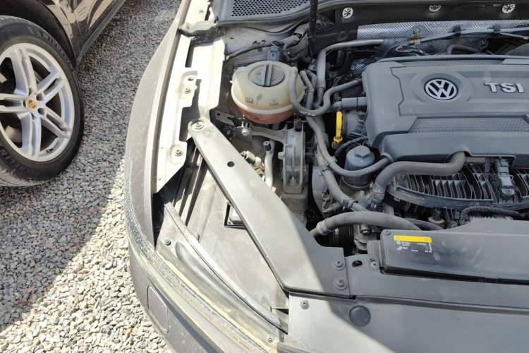 Used Volkswagen Magotan 2018 330TSI DSG Luxury Model Engine Bay Right