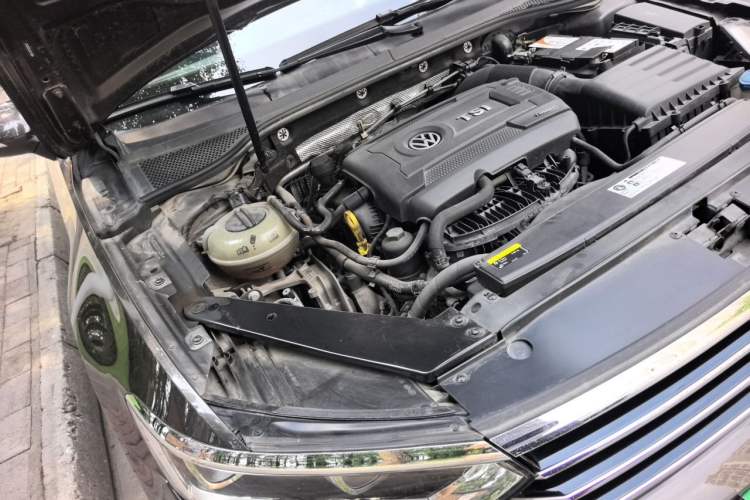 Used Volkswagen Magotan 2018 330TSI DSG Luxury Model Engine Bay Right