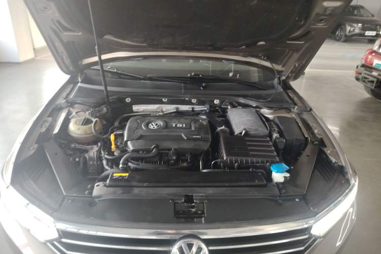 Used Volkswagen Magotan 2018 330TSI DSG Luxury Model Engine Bay