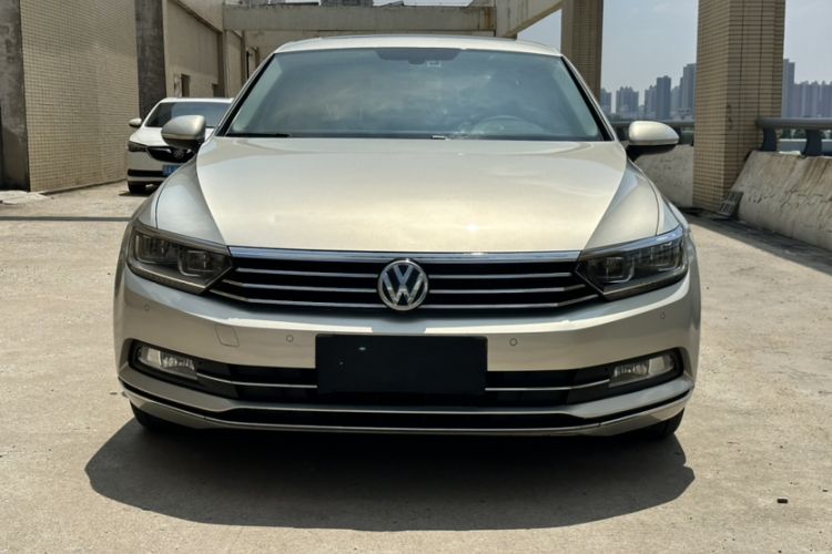 Used Volkswagen Magotan 2018 Facelift 330TSI DSG Luxury Model Exterior 2