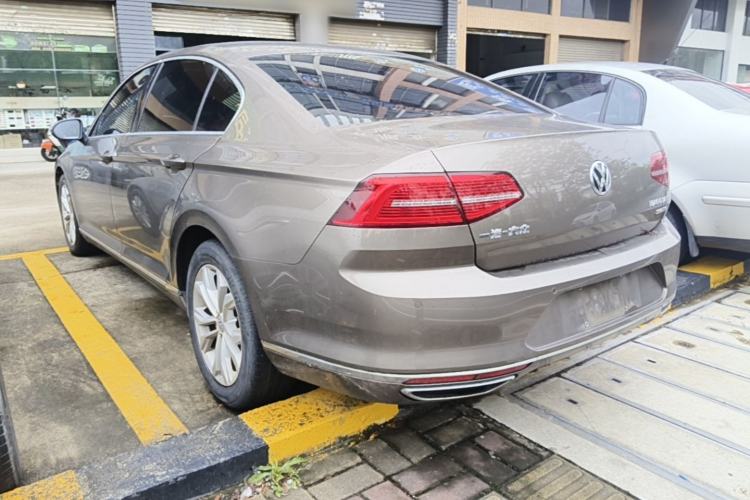 Used Volkswagen Magotan 2018 Facelift 330TSI DSG Luxury Model Exterior 2