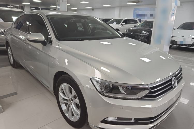 Used Volkswagen Magotan 2018 Facelift 330TSI DSG Luxury Model Front Right 45 Deg