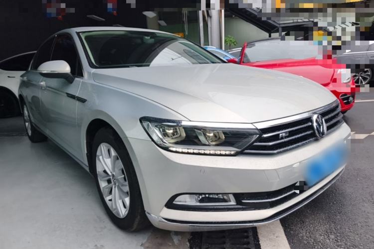 Used Volkswagen Magotan 2018 Facelift 330TSI DSG Luxury Model Front Right 45 Deg