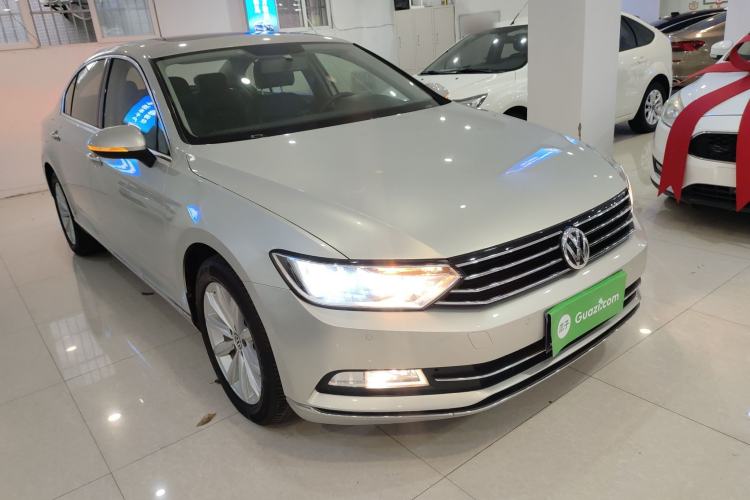 Used Volkswagen Magotan 2018 330TSI DSG Advanced Model Front Right 45 Deg