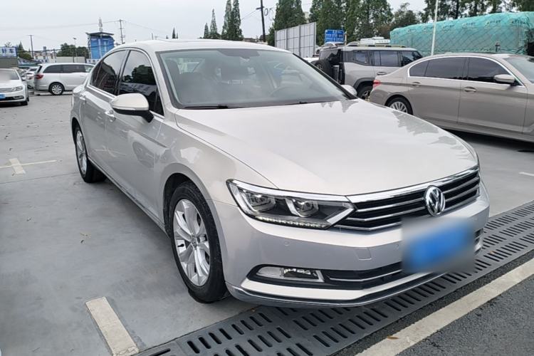 Used Volkswagen Magotan 2018 Facelift 330TSI DSG Luxury Model Front Right 45 Deg