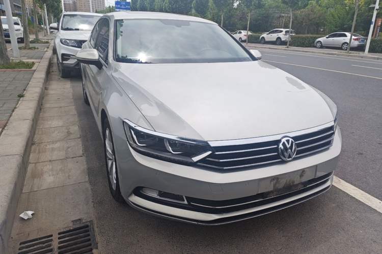 Used Volkswagen Magotan 2018 Facelift 330TSI DSG Luxury Model Front Right 45 Deg