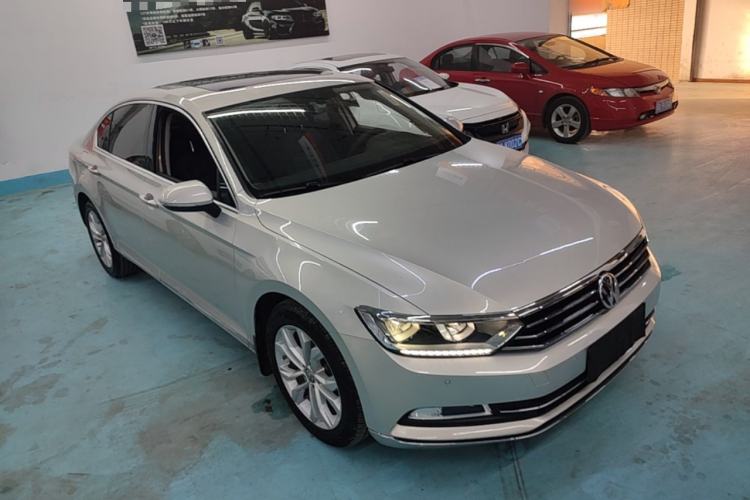 Used Volkswagen Magotan 2018 Facelift 330TSI DSG Luxury Model Front Right 45 Deg