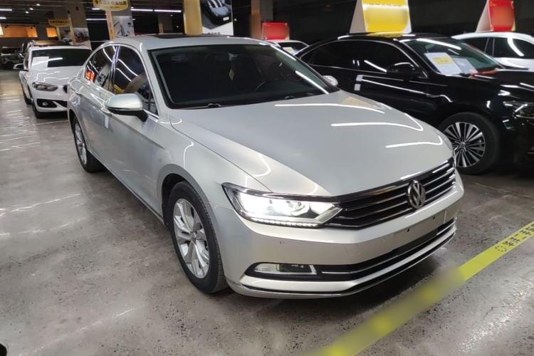 Used Volkswagen Magotan 2018 Facelift 330TSI DSG Luxury Model Front Right 45 Deg