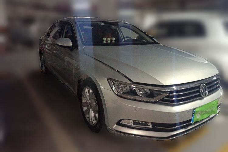 Used Volkswagen Magotan 2018 330TSI DSG Luxury Model Front Right 45 Deg