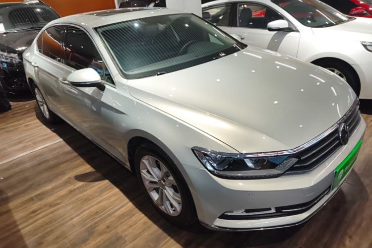 Used Volkswagen Magotan 2018 Facelift 330TSI DSG Luxury Model Front Right 45 Deg