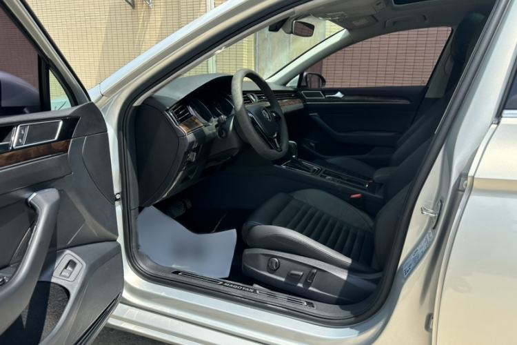 Used Volkswagen Magotan 2018 Facelift 330TSI DSG Luxury Model Interior 4