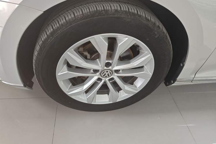 Used Volkswagen Magotan 2018 Facelift 330TSI DSG Luxury Model Left Front Wheel Hub