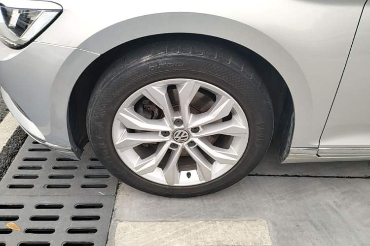 Used Volkswagen Magotan 2018 Facelift 330TSI DSG Luxury Model Left Front Wheel Hub