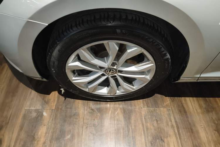 Used Volkswagen Magotan 2018 Facelift 330TSI DSG Luxury Model Left Front Wheel Hub