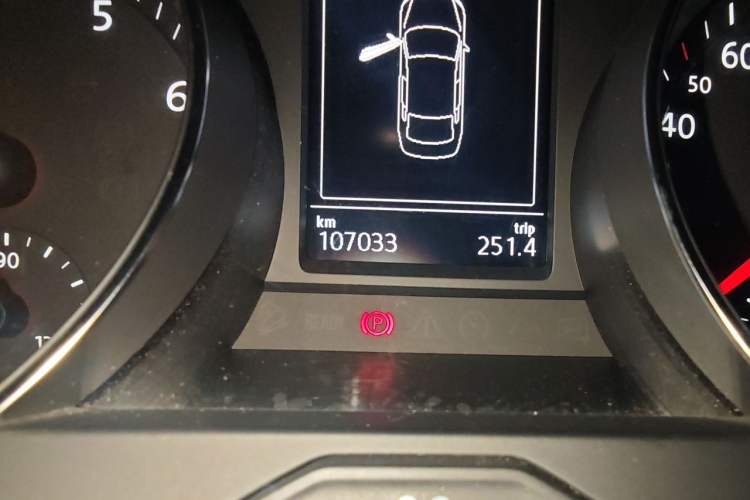 Used Volkswagen Magotan 2018 330TSI DSG Luxury Model Odometer Close Up