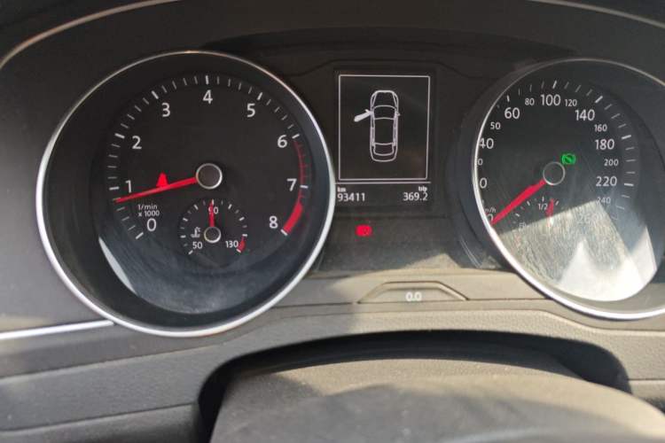 Used Volkswagen Magotan 2018 280TSI DSG Comfort Model Odometer Close Up