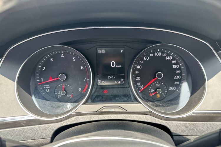 Used Volkswagen Magotan 2018 Facelift 330TSI DSG Luxury Model Odometer Close Up