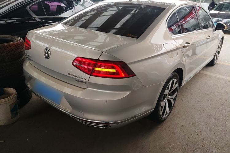 Used Volkswagen Magotan 2018 330TSI DSG Luxury Model Rear Right 45 Deg