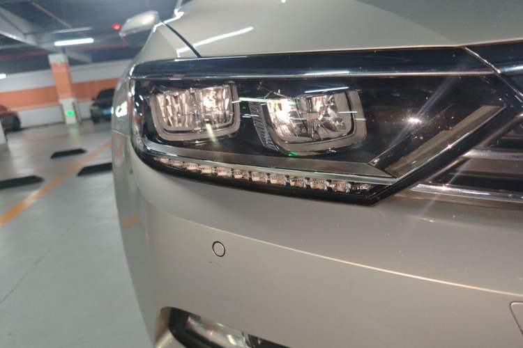 Used Volkswagen Magotan 2018 330TSI DSG Luxury Model Right Front Headlight